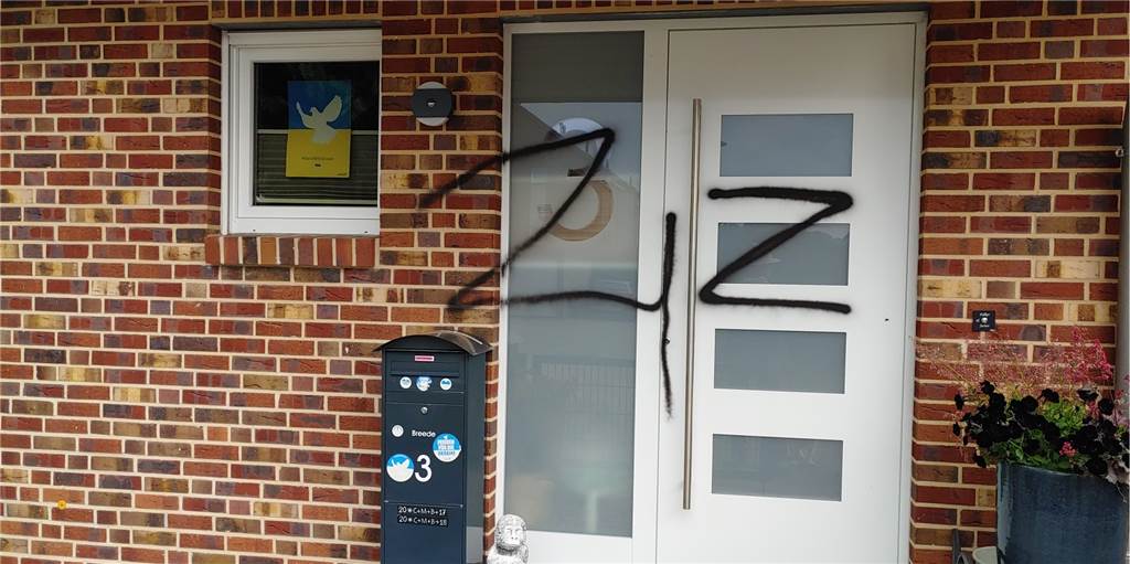 „Z“ auf Haustür und Garage in Selm geschmiert: „Lasse mich nicht einschüchtern“ Zwei große „Z“ wurden an ein Haus in der Fährenkampsiedlung in Selm gesprüht.