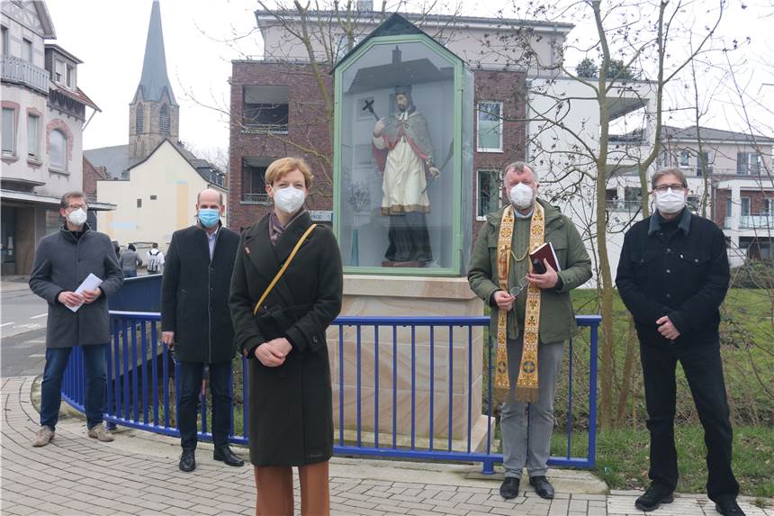 Mit Video: Nach monatelanger Abstinenz ist Nepomuk zurück an der Horne in Werne Zwei Heiligenhäuschen - darunter mit der Statue des Heiligen Nepomuks - hat Pfarrdechant Jürgen Schäfer (2.v.r.) wieder eingeweiht und gesegnet. Sehr zur Freude der Verantwortlichen aus dem Bauamt, des Heimatvereins und der Stiftung der Sparkasse an der Lippe.