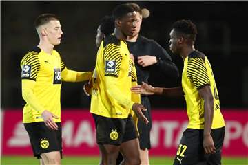 Zwei Hochbegabte, die den Weg nach Dortmund gefunden haben: Soumaila Coulibaly (M.) und Abdoulaye Kamara (r.).