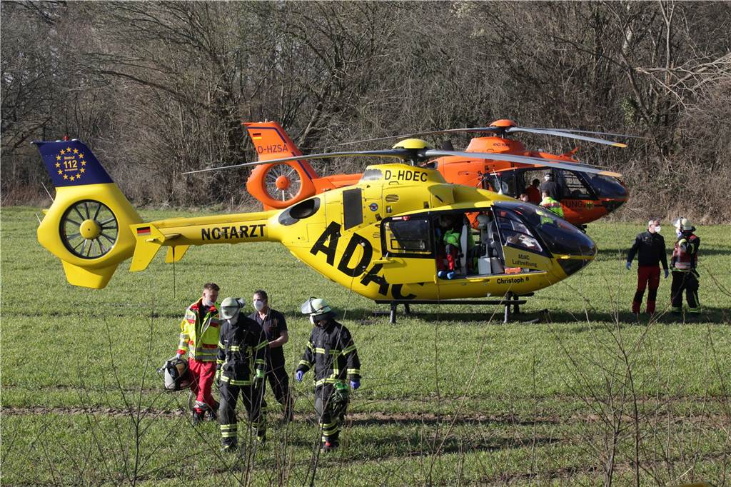 Verletzte nach Unfall zwischen Lünen und Dortmund in Lebensgefahr Zwei Hubschrauber waren an der Unfallstelle gelandet: Christoph 8 flog einen Schwerverletzten ins Krankenhaus geflogen, eine Frau brachte ein Rettungswagen in eine Klinik.