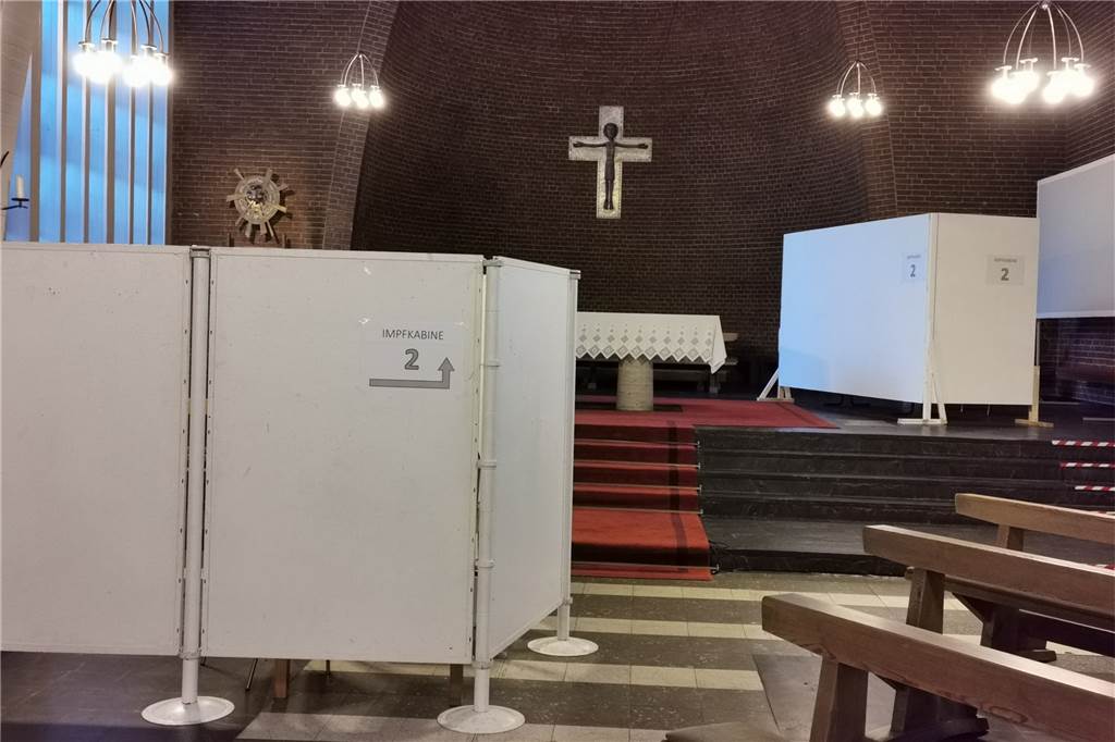 Impfaktion in St. Laurentius ist gestartet - viel Lob von Geimpften Zwei Impfstraßen wurden in der Laurentiuskirche aufgebaut.