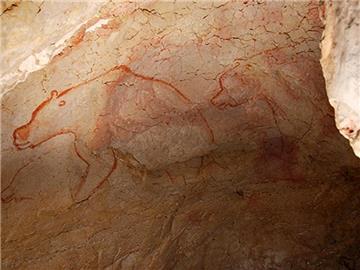 Zwei in rotem Ocker gemalte Bären in der Höhle Chauvet-Pont d?Arc in Frankreich. Foto: Jean-Michel Geneste/Ministère de la Culture et de la Communication