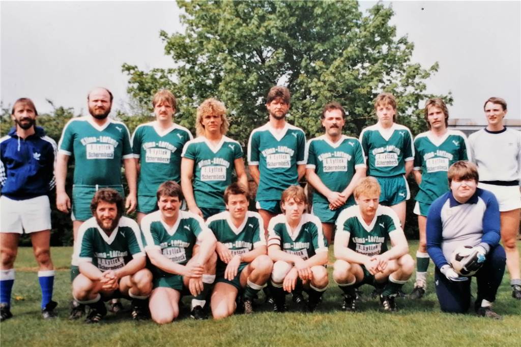 Das letzte Spiel wurde vor 30 Jahren abgepfiffen - doch das Team hält immer noch zusammen Teamfoto Blau-Weiß 72 Dorsten