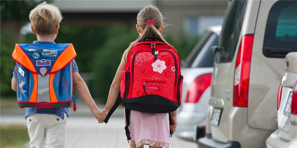 Fremde Männer vor Grundschulen? Polizei warnt Eltern vor Whatsapp Zwei Kinder auf dem Weg in die Schule.