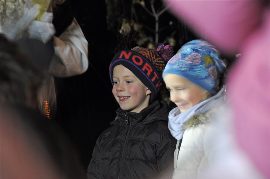 Zwei Kinder auf der Bühne beim Nikolaus