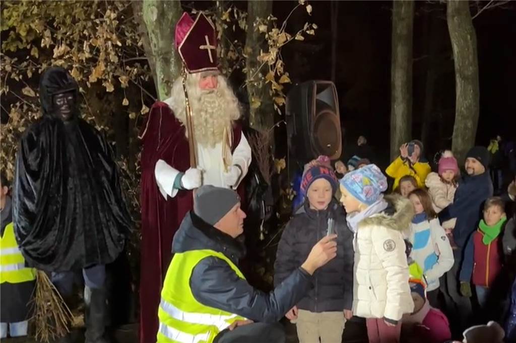 Der Nikolaus hielt auf einer Bühne eine kurze Ansprache