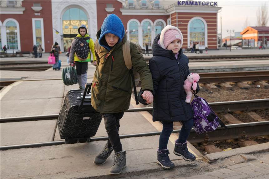 Zwei Kinder überqueren in Kramatorsk in der Region Donezk in der Ostukraine Hand in Hand die Gleisen, um einen Zug nach Kiew zu nehmen. 