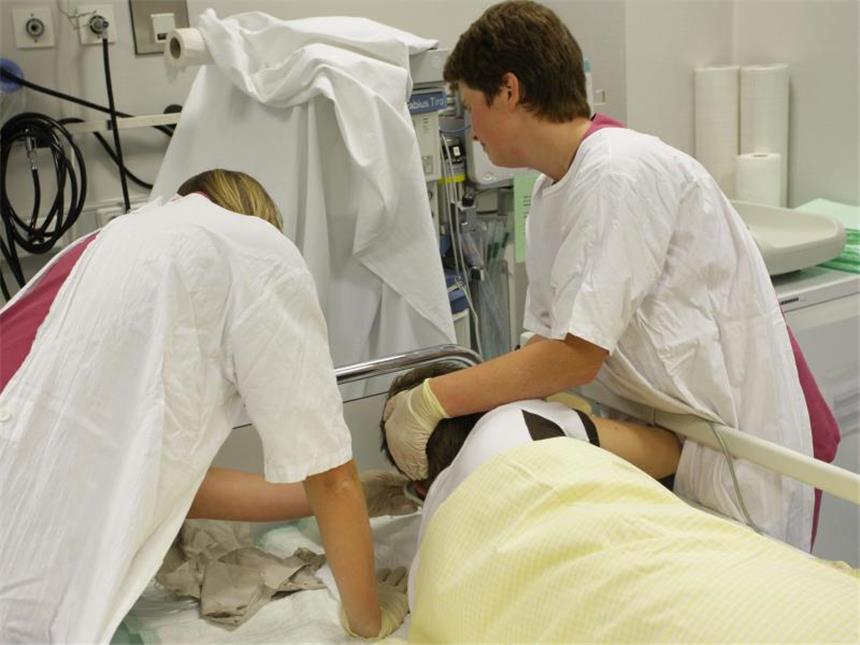 DAK sieht Trendwende beim «Komasaufen» junger Menschen Zwei Krankenschwestern kümmern sich in einer Notaufnahme um einen stark betrunkenen Jugendlichen. Foto: Peter Steffen/Archiv