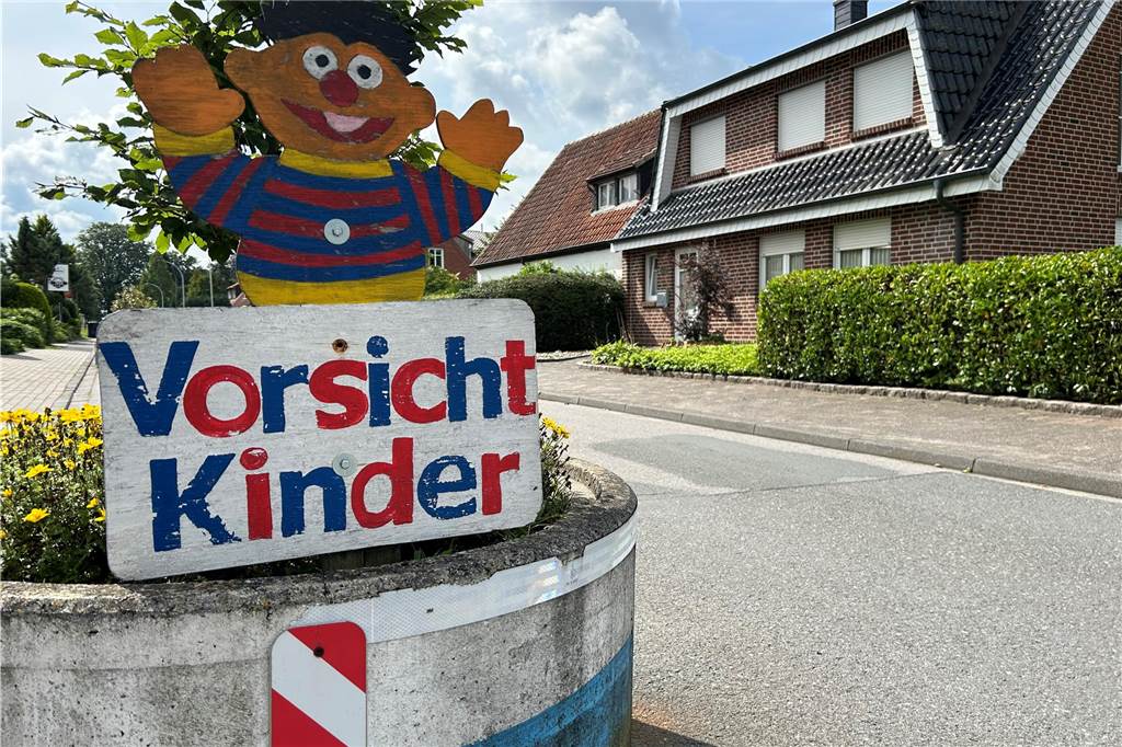 Immingfeldweg: Verkehrsberuhigung muss Rücksicht auf Landwirte nehmen Pflanzkübel am Immingfeldweg