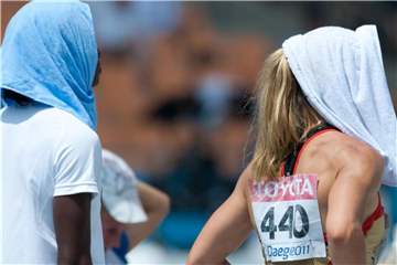 Zwei Leichtathletinnen verbergen ihre Köpfe unter Handtüchern. 2019 und 2020 werden Jahre der Extreme für den DLV. Foto: Bernd Thissen