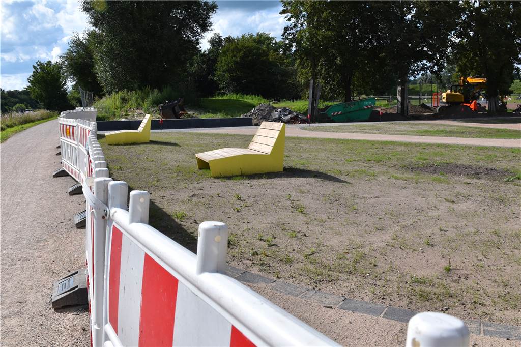 Mit Video: Kinder planschen begeistert am ersten Dorstener Wasserspielplatz Zwei Liegeplätze sind bereits aufgebaut. Jedoch nutzen sie den Eltern auf dem Spielplatz wenig.