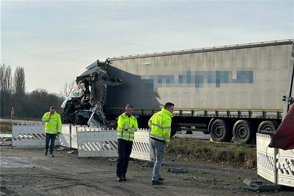 Schwerer Unfall an der B54-Baustelle: Frontal-Kollision Ein LKW liegt an einer Straße mit einem Vollschaden an der Fahrerseite.