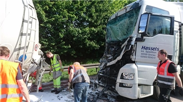 Zwei LKW sind auf der A44 ineinandergefahren, 