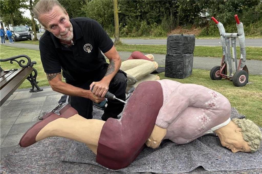 Alltagsmenschen aus Beton: Heimatverein holt Lechner-Skulpturen nach Südlohn Mitarbeiter Atelier Lechnerhof und liegender Alltagsmensch