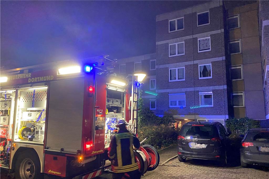 Brand in Mehrfamilienhaus: Eine Frau verhindert Schlimmeres Zwei Löschzüge der Feuerwehr Dortmund fuhren zum Einsatzort in Kirchlinde.
