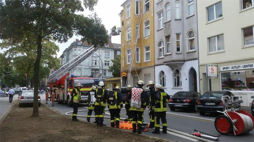 Feuer in der Uhlandstraße: Polizei geht von Brandstiftung aus Zwei Löschzüge der Feuerwehr mussten zu einem Brand in der Uhlandstraße ausrücken. Mindestens sieben Menschen wurden durch Rauch verletzt, darunter ein Säugling.