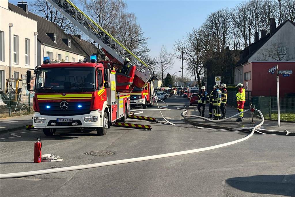 Feuer am Dachstuhl eines Mehrfamilienhaus-Neubaus in Oestrich Feuerwehrleute und Einsatzfahrzeuge Auf dem Brauck in Oestrich.