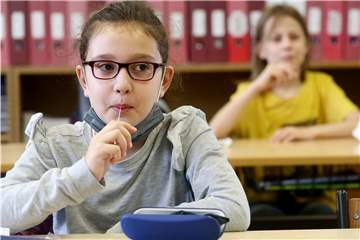 Zwei Lolli-Test-Stäbchen geben die Schülerinnen und Schüler in NRW seit den Weihnachtsferien ab. Eines für den Klassentest, eines für Einzeltests, die im Falle eines positiven Klassentest-Ergebnisses durchgeführt werden. Doch in Raesfeld kommen die Einzelergebnisse im Schnitt erst nach mehr als 48 Stunden an.