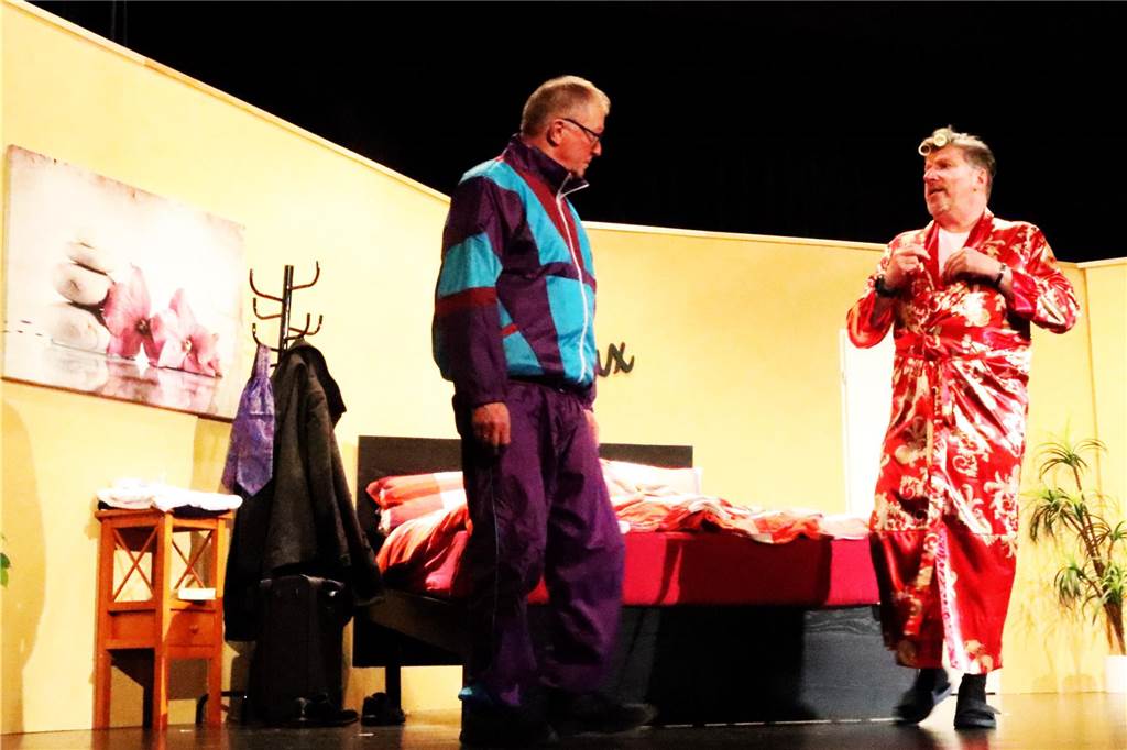 Theatergruppe Phönix bewies viel komödiantisches Geschick Theatergruppe Phönix Glaubersalz zum Frühstück