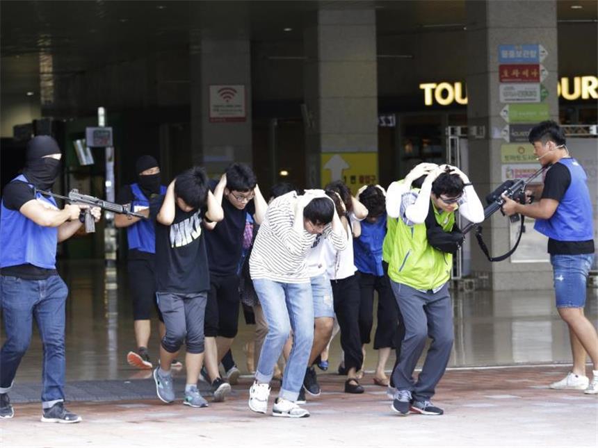 USA und Südkorea beginnen gemeinsames Militärmanöver Zwei Männer in der Rolle von Terroristen bedrohen während des Manövers Darsteller in der Rolle von Geiseln. Foto: Ahn Young-Joon