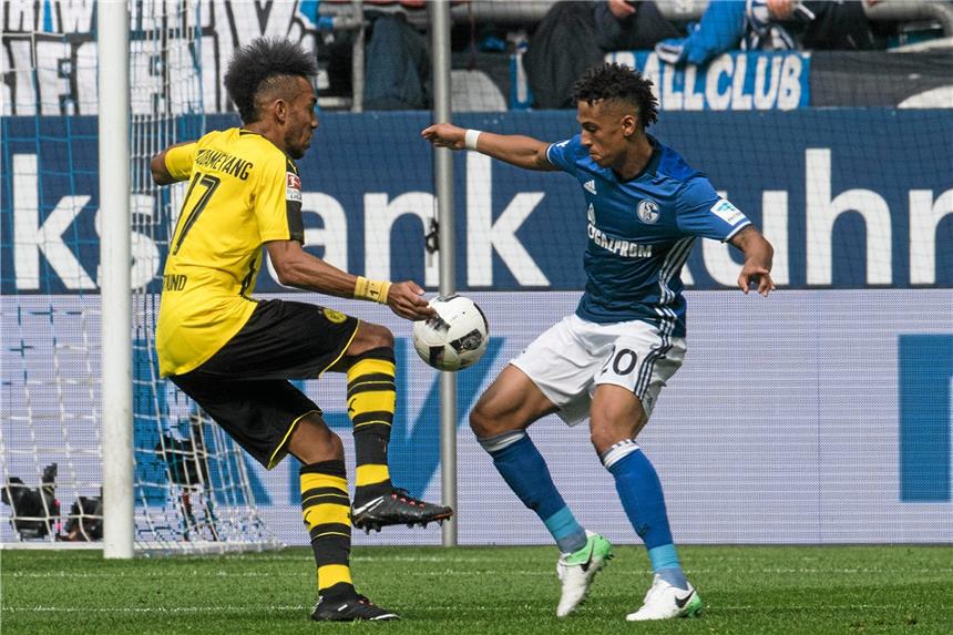Muss der BVB um die Reviermeisterschaft 2018 bangen? Zwei Mal unentschieden: Das Derby auf Schalke, hier kämpfen Pierre-Emerick Aubameyang und Thilo Kehrer um den Ball, endete 1:1. In Dortmund gab es ein 0:0.