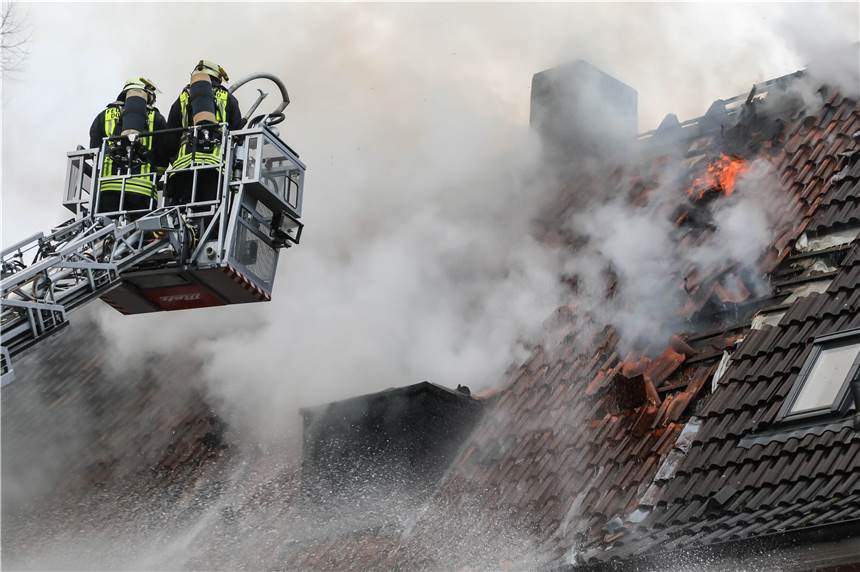 Zwei Tote bei Feuer in Gartenstadt - keine Gefährdung mehr für Anwohner durch Rauch Zwei Menschen sind bei dem Brand in der Arnold-Böcklin-Straße ums Leben gekommen.