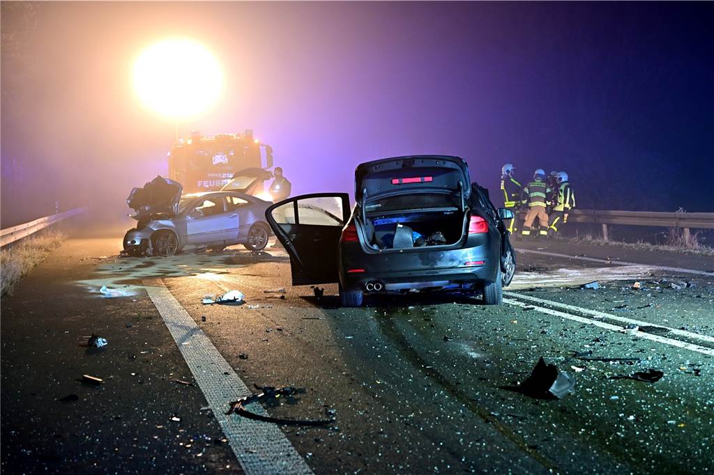 Schwerer Unfall am Bossendorfer Damm: Zwei Menschen sterben Zwei Autos sind in der Nacht frontal ineinander gestoßen.