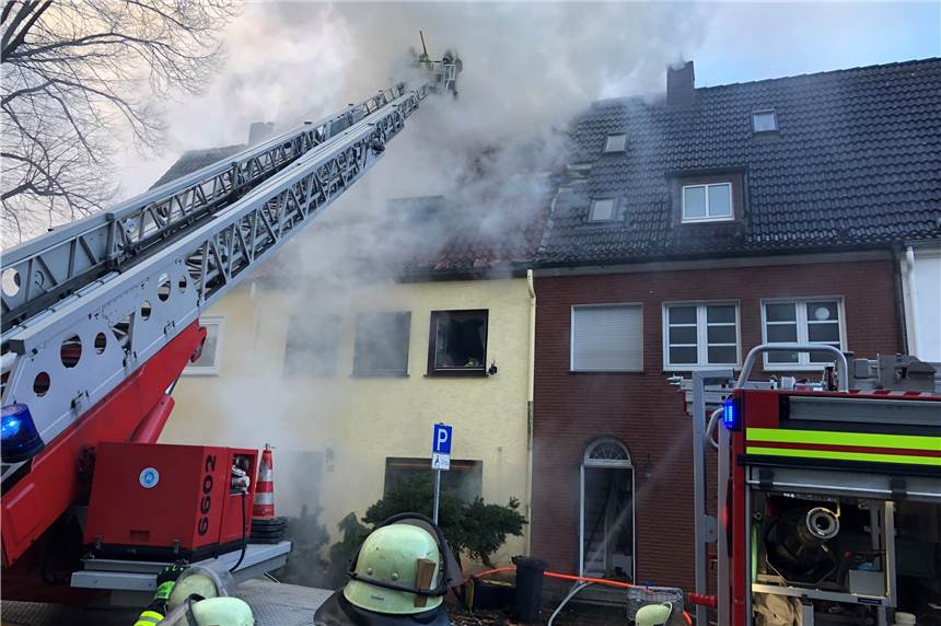 Mordkommission untersucht den Brand mit zwei Toten in der Gartenstadt Zwei Menschen starben bei dem Brand an der Brand Arnold-Böcklin-Straße am Mittwoch.