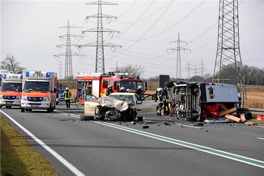 Taxi stößt frontal mit Transporter zusammen Zwei Menschen starben bei dem Unfall auf der B54, vier Menschen zogen sich zum Teil schwerste Verletzungen zu.