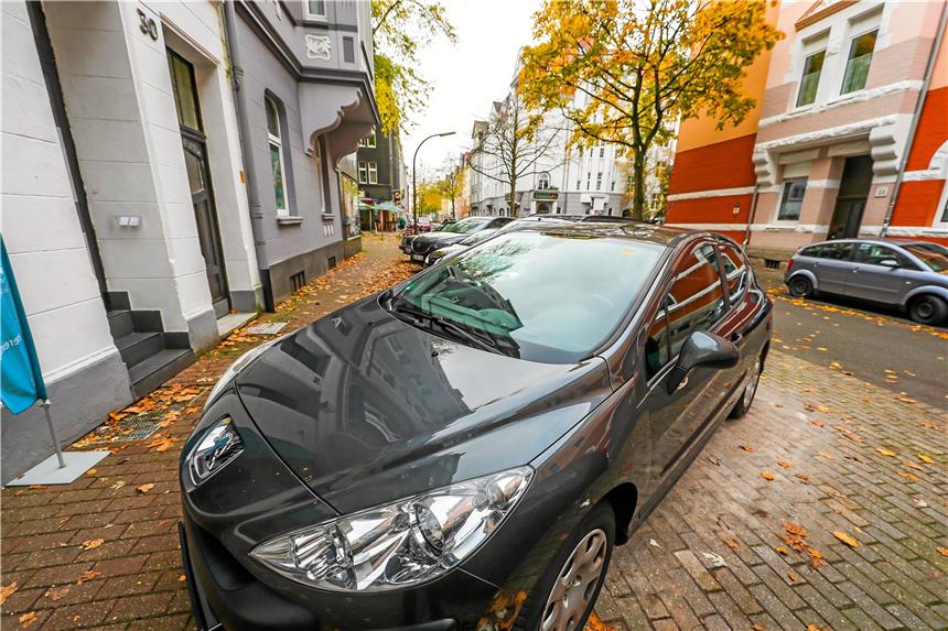 Mehr Platz für Dortmunds Fußgänger - weniger für Parkplätze Zwei Meter Platz für Fußgänger – in dicht bebauten Innenstadt-Vierteln, wie hier im Kreuzviertel, ist das bislang nicht der Fall. Wenn man das Mindestmaß durchsetzt würden vor allem viele Schrägparkplätze entfallen.