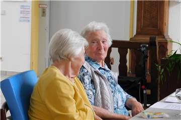 Zwei Mieterinnen des betreuten Wohnens im Altenwohnhaus St. Josef in Legden. Die Stiftung Haus Hall geht davon aus, dass sie und alle anderen Bewohner keine personellen Engpässe zu befürchten haben.