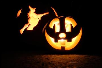 Zwei mit Kerzen von innen beleuchtete Halloween-Kürbisse vor einem Privathaus in Stuttgart. Foto: Bernd Weissbrod