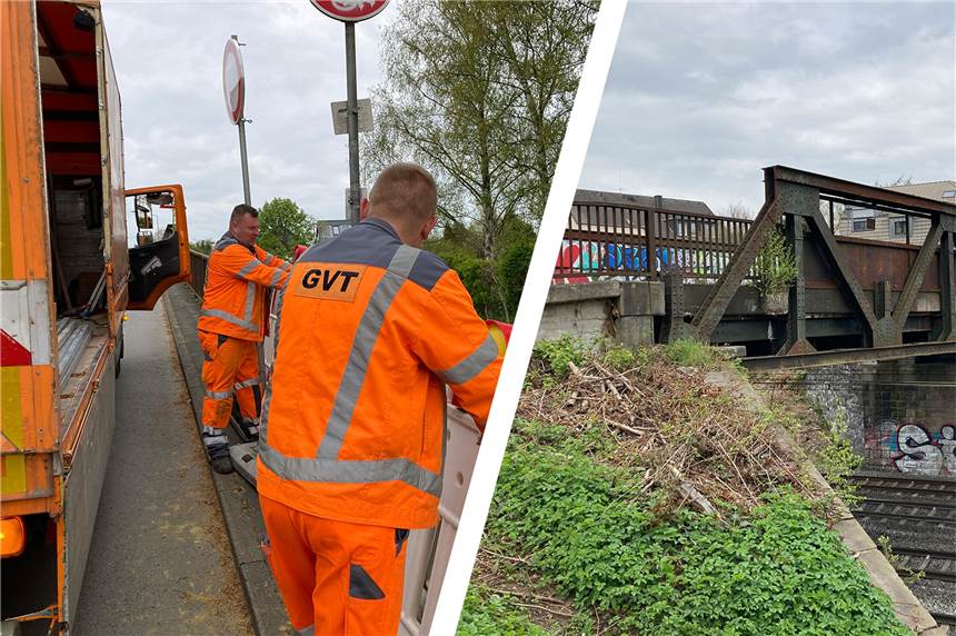 Brücke am Kirschbaumsweg wird abgerissen: Sperrung bis Ende 2023 Zwei Mitarbeiter der Gesellschaft für Verkehrstechnik (GVT) stellen die Absperrbaken auf: Ab Montag (25.4.) wird die alte Eisenbahnbrücke am Kirschbaumsweg gesperrt.