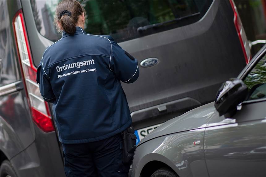 Zwei Mitarbeiter des Bonner Ordnungsamtes sollen ihre eigenen Knöllchen aus dem System der Stadt gelöscht haben. 