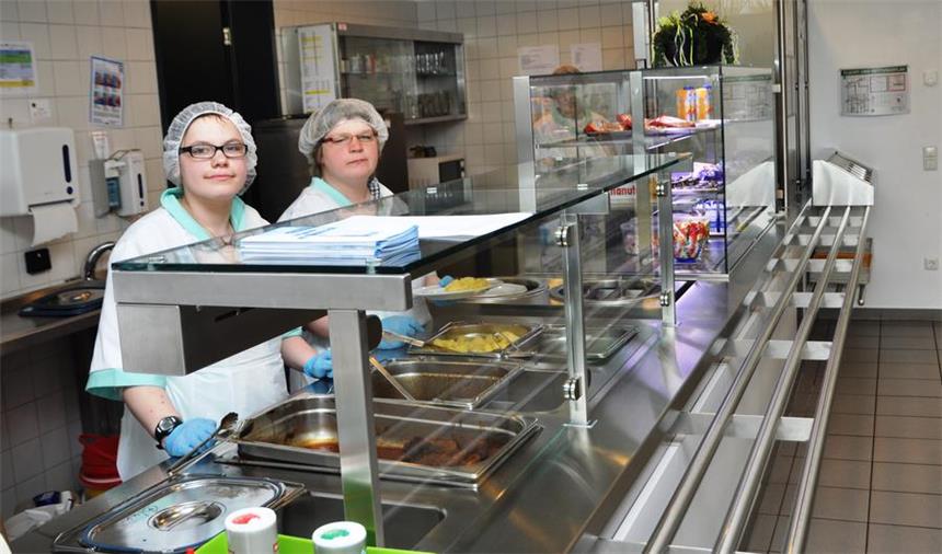 Werkstätten für Behinderte bieten jetzt Mittagstisch Zwei Mitarbeiterinnen der WfB-Küche warten auf Kundschaft. Am Freitag haben die Werkstäten für Behindere ihre offene Küche eröffnet.