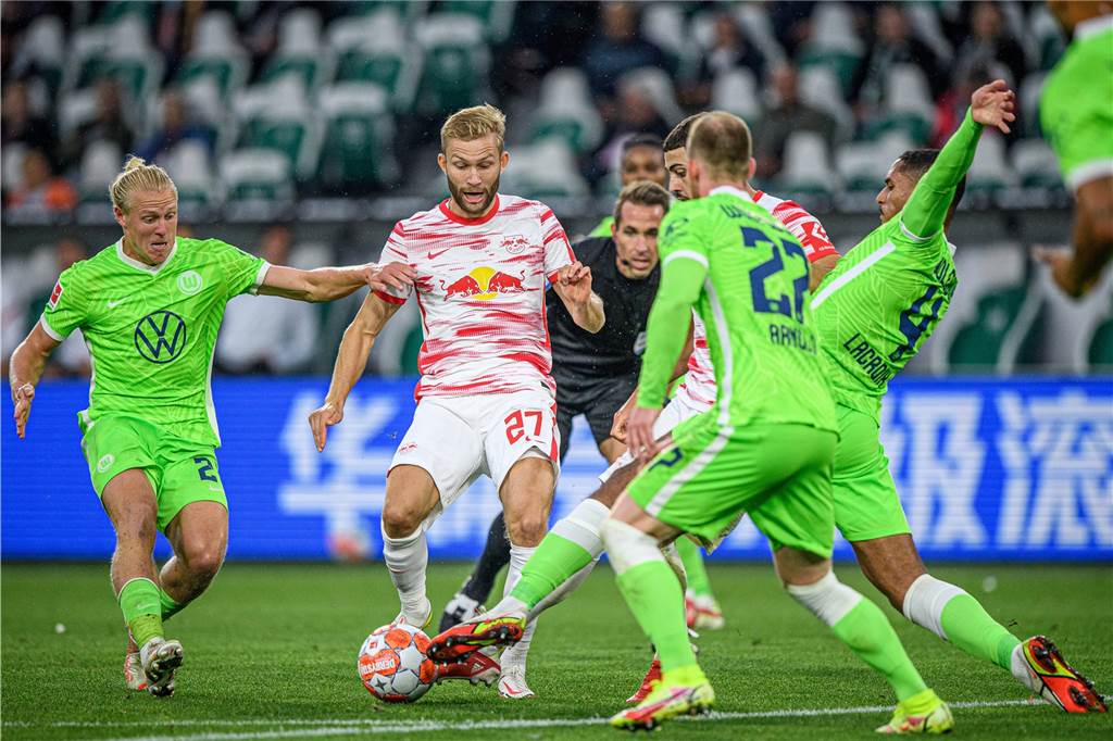 Starker Kicker, guter Typ: Der BVB ist auf der Suche nach dem Super-Sechser Zwei mögliche BVB-Kandidaten: Wolfsburgs Xaver Schlager (l.) und Leipzigs Konrad Laimer (M.).