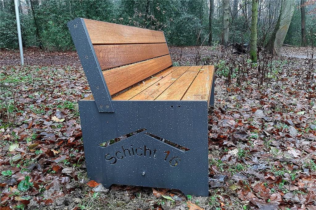Multifunktions-Altar entsteht im Schwerter Wald hinter dem Freischütz Zwei neu aufgestellte Bänke am Holzkreuz im Schwerter Wald zeigen, dass sie vom Nachbarschicht 16 aufgestellt worden sind.