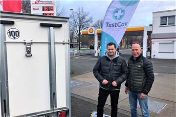 Zwei neue Corona-Teststellen, davon eine an der Shell-Tankstelle in Rathaus-Nähe, eröffnen Patrick Schürhoff (l.) und Alexander Görtz am Samstag in Schermbeck.