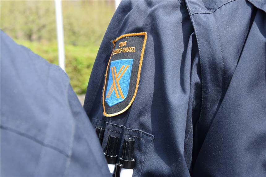 Zu zweit unterwegs für mehr Sicherheit auf Castrop-Rauxels Straßen Zwei neue Mitarbeiter im Ordnungsamt sind seit Oktober vor allem im Außendienst zu Zeiten unterwegs, zu denen die Verwaltung nicht arbeitet. Sie zogen nun Bilanz.