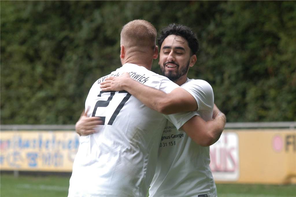 Elferkrimis und Schützenfest: Die Ergebnisse der ersten Pokalrunde - vier Teams spielen noch Zwei Neue setzen gleich die Akzente bei GW Erkenschwick: Hier freut sich Emin Kara (r.) über den Kopfballtreffer von Marcel Sandschneider (l.) zum zwischenzeitlichen 1:1 gegen SuS GW Barkenberg. Später gewannen die beiden mit ihrem Team im Elfmeterschießen.
