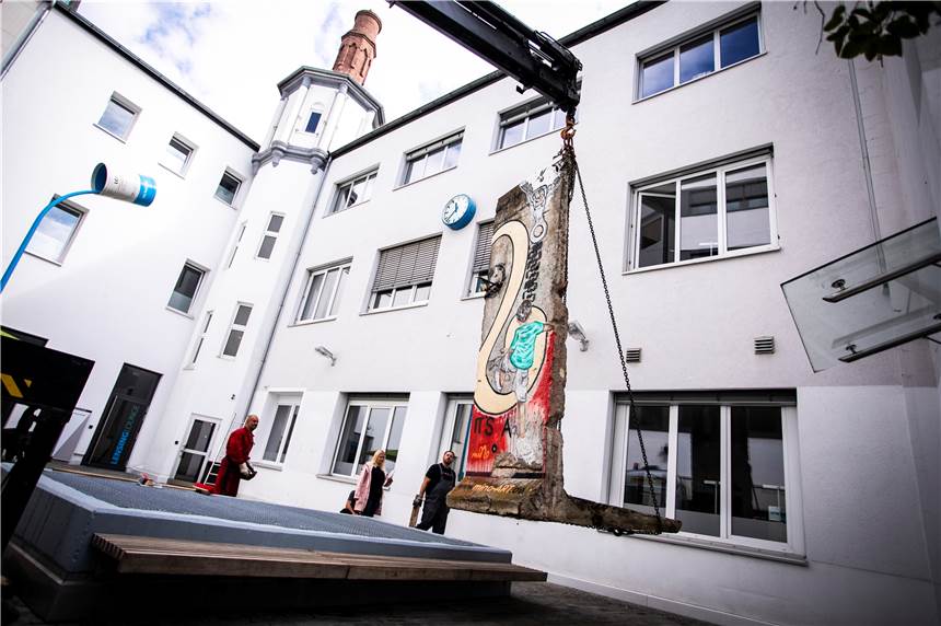 Stücke der Berliner Mauer stehen bei Lensing Media Zwei Originalstücke der Berliner Mauer sind am Dienstag (1.9.) im Innenhof des Dortmunder Lensing-Carrées angekommen.