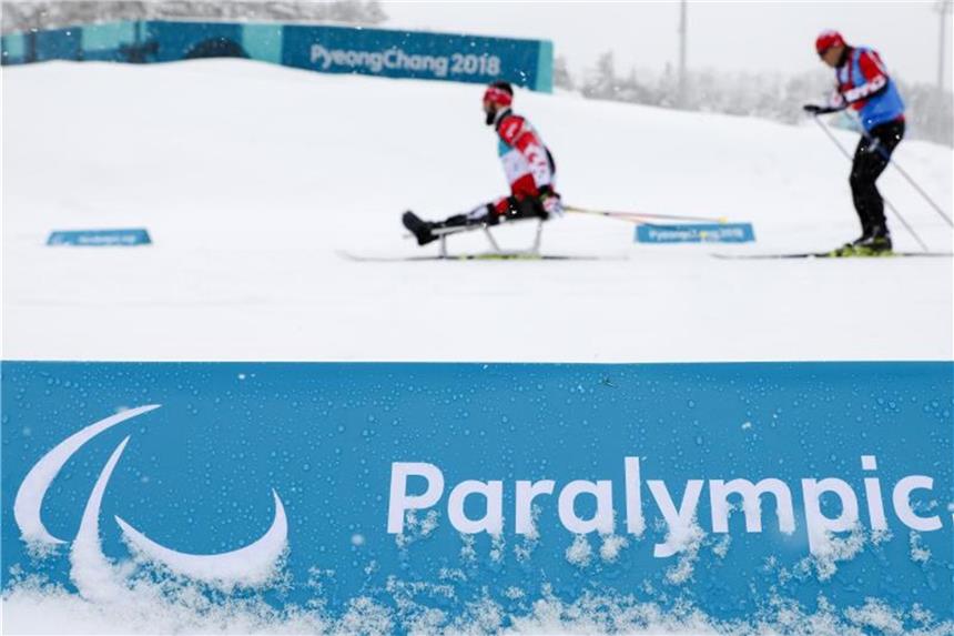 Paralympics wie „Olymia Teil II“ mit Russland und Nordkorea Zwei Paralympics-Athleten trainieren im Alpina Biathlon Centre. Foto: Jan Woitas