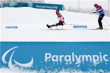 Zwei Paralympics-Athleten trainieren im Alpina Biathlon Centre. Foto: Jan Woitas