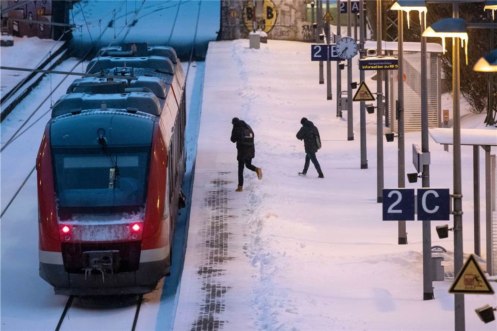 Winter-Chaos: Schwere Schlittenunfälle bei Kindern - Eurobahn fährt wieder – Liveblog Zwei Passagiere steigen am Morgen am verschneiten Bahnsteig am Bahnhof Signal-Iduna-Park in eine Regionalbahn ein. Lautsprecheransagen wiesen aber auch auf wetterbedingte Zugausfälle hin.