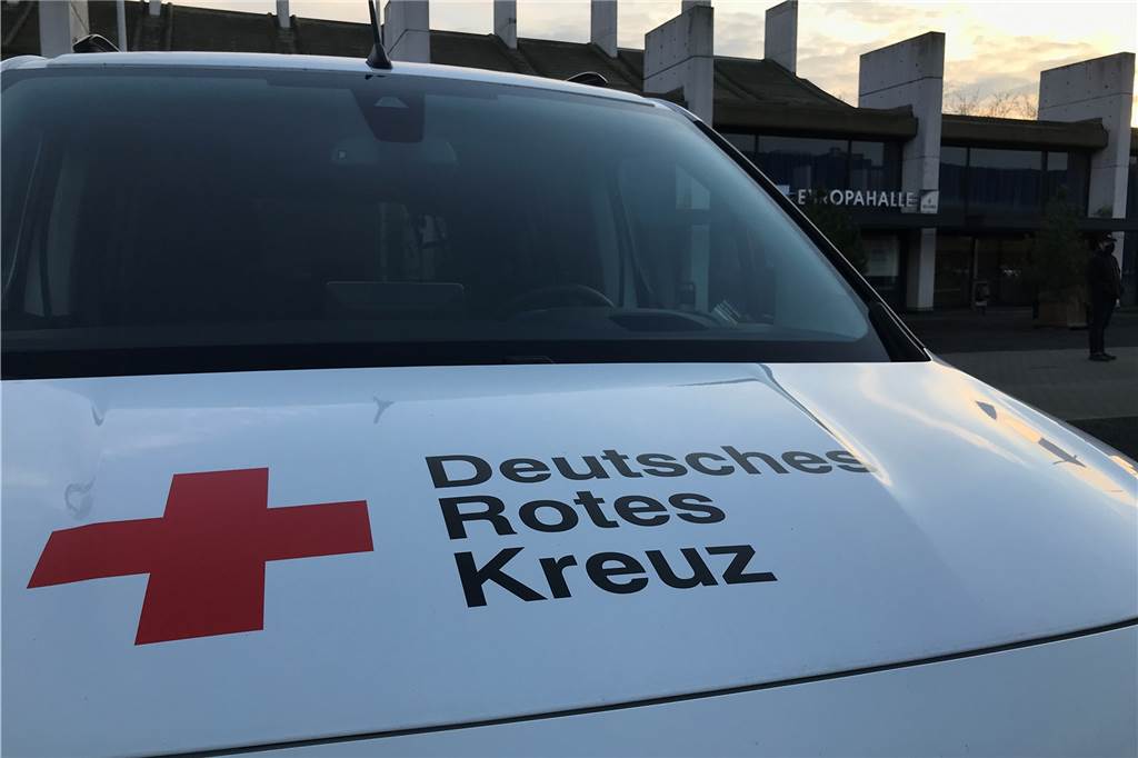 Zwei Personen waren zum Abstrich in der Europahalle: Eine Frau leistete in Halbschutz die formalen Arbeiten wie das Einscannen der Krankenversicherungskarte, ein Man nahm den Abstrich mit dem Tupfer aus Rachen und Nase.