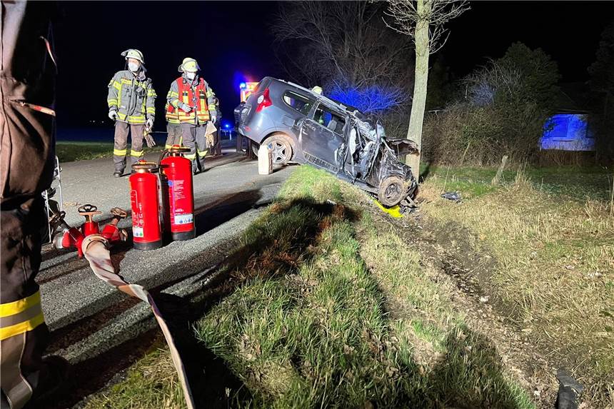 Werne: Alkoholisierter Autofahrer kollidiert mit Baum - 2 Personen verletzt Zwei Personen wurden bei dem Unfall verletzt.