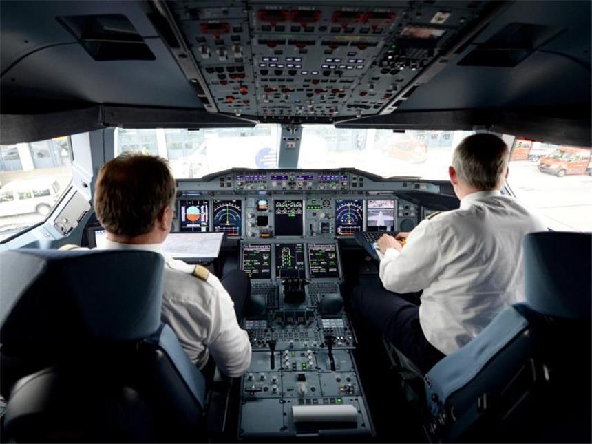 Viele Piloten haben Depressionen und suchen keine Hilfe Zwei Piloten arbeiten auf dem Flughafen in Hamburg im Cockpit eines Airbus. Foto: Daniel Reinhardt/Symbolbild