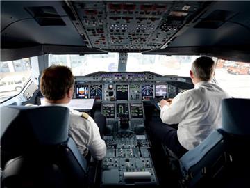 Zwei Piloten arbeiten auf dem Flughafen in Hamburg im Cockpit eines Airbus. Foto: Daniel Reinhardt/Symbolbild