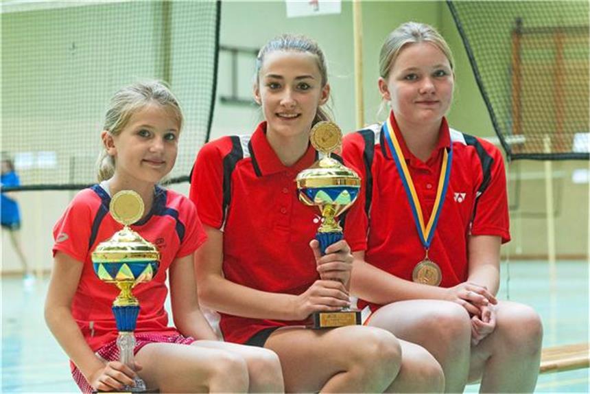 19 Podestplätze für TB Rauxel bei Stadtmeisterschaft Zwei Pokale, eine Medaille: Das ist die Ausbeute der TB Rauxel-Spielerinnen Antonia Chroscinski (U11), Lana Thiemann (U13) und Anna Chroscinski (U13).RN-Foto Engel