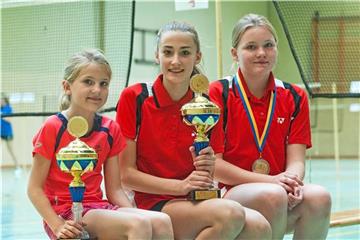 Zwei Pokale, eine Medaille: Das ist die Ausbeute der TB Rauxel-Spielerinnen Antonia Chroscinski (U11), Lana Thiemann (U13) und Anna Chroscinski (U13).RN-Foto Engel